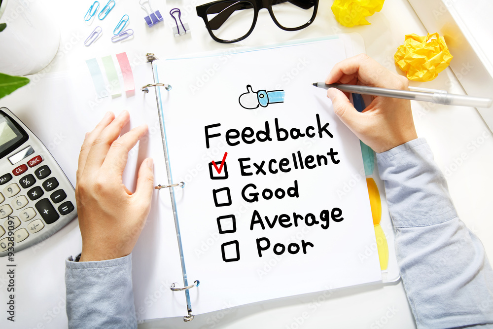 Obraz premium Person drawing Feedback concept on white paper