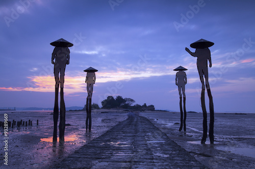 Obraz na płótnie Four fishermen sculptures at low tide in kinmen, Taiwan w salonie