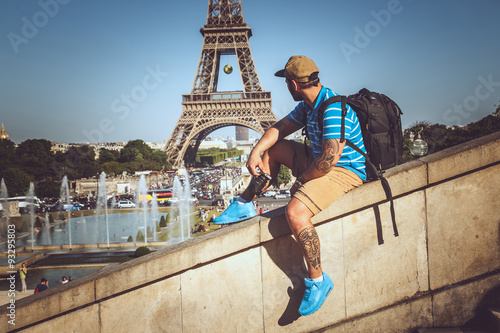 Tourist man in summer clothing over elfel tower. photo