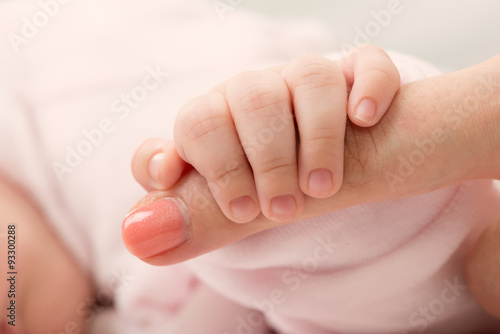 Mani di neonato photo