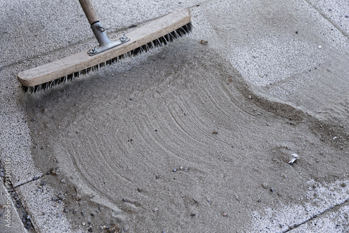 Fotografie Install polymeric sand by brooming 3