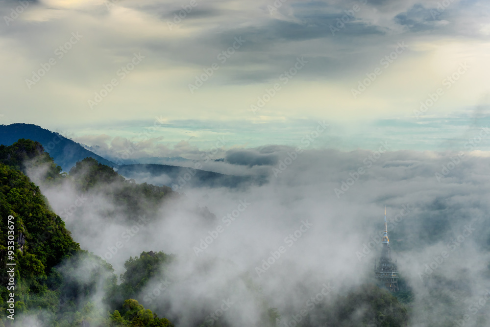 Obraz premium Fog over mountain in morning