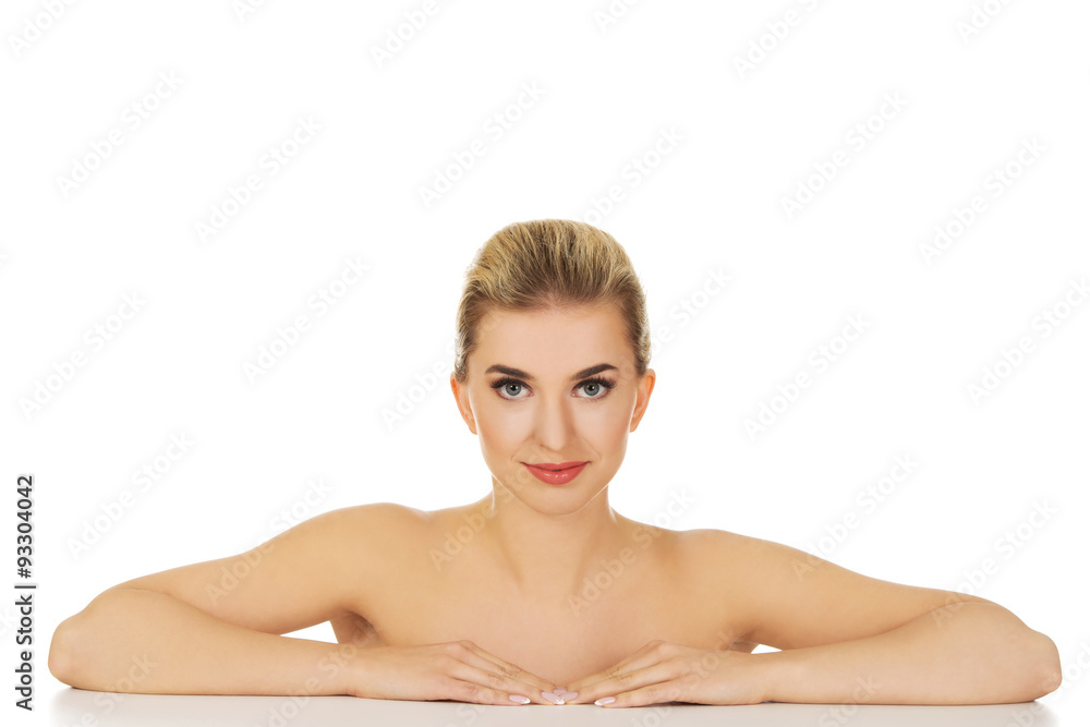 Obraz premium Young beautiful woman based on table