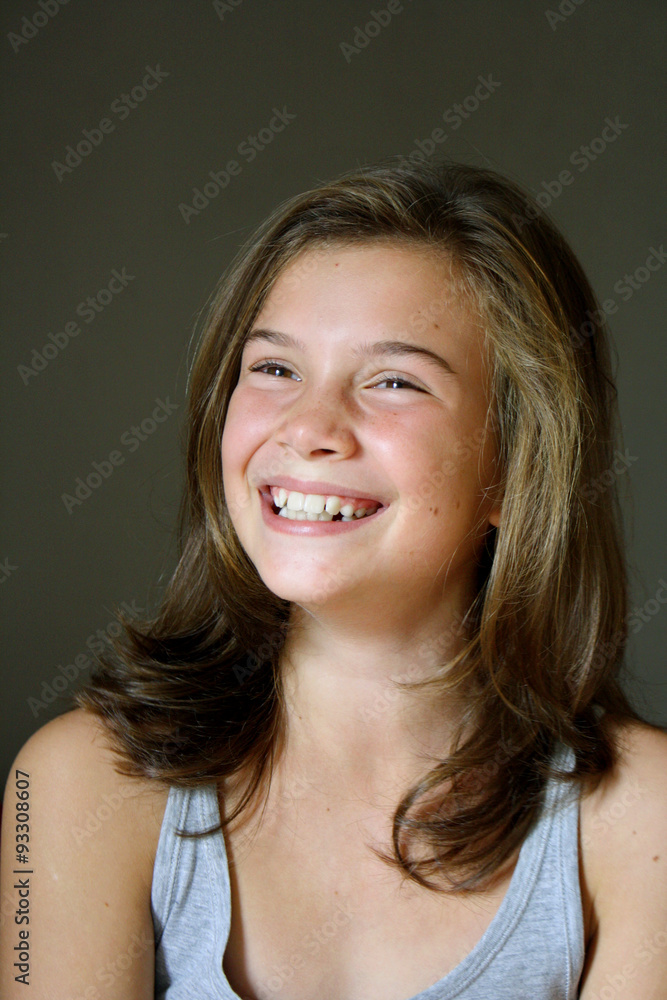 RAGAZZINA SORRIDENTE RAGAZZINA SORRIDENTE
