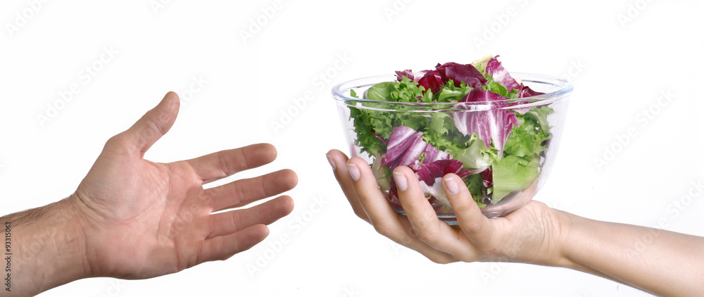 Dando de comer a una persona, bol de ensalada.