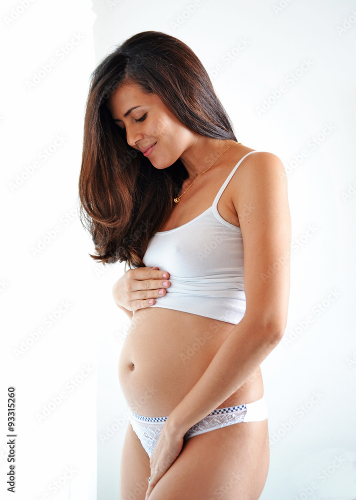 Joven mujer latina viendo el inicio de su embarazo. Joven mujer latina viendo el inicio de su embarazo.