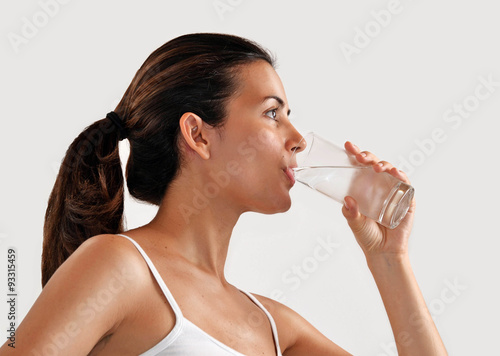 Canvastavla Joven mujer latina bebiendo un vaso de agua