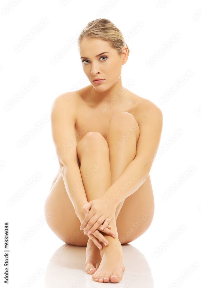 Obraz premium Nude woman sitting on the floor