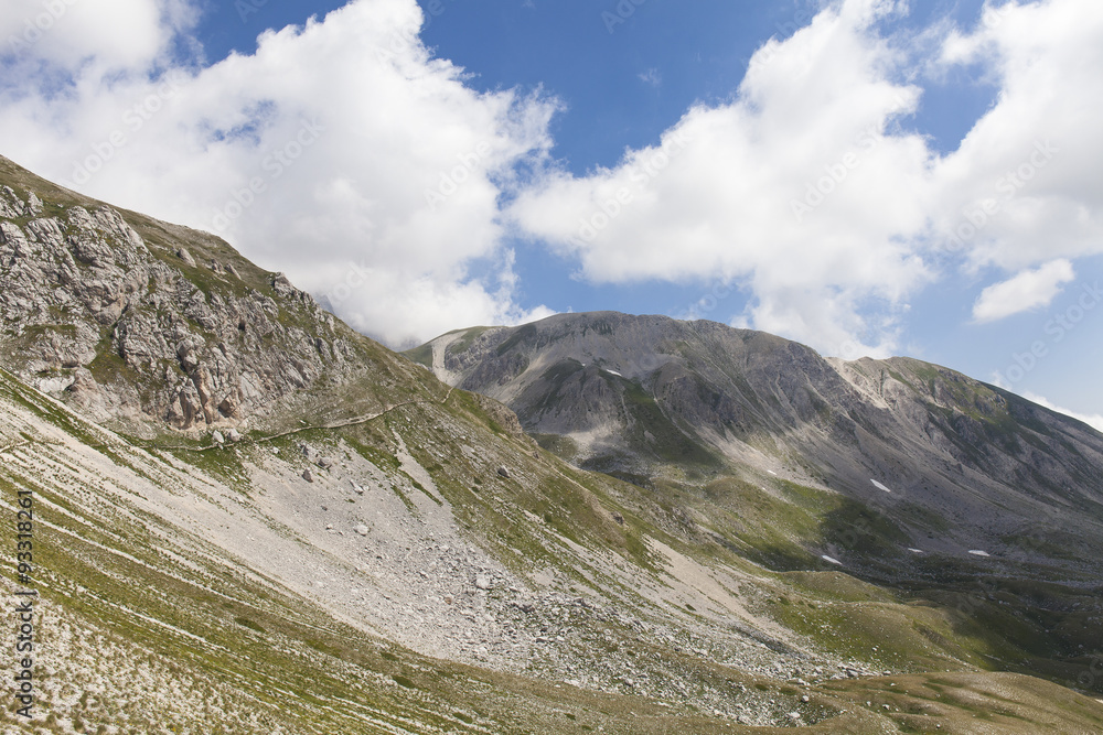 Sentieri sulle cime degli Appennini. Nuvole e cielo blu sullo sfondo Sentieri sulle cime degli Appennini. Nuvole e cielo blu sullo sfondo