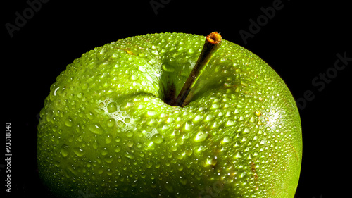 Frischer Apfel mit Tautropfen 1 © canonieri