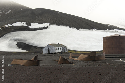 station baleinière Ektor, Baie Port Foster, Ile de la Déception, iles Shetland du Sud, péninsule Antarctique photo