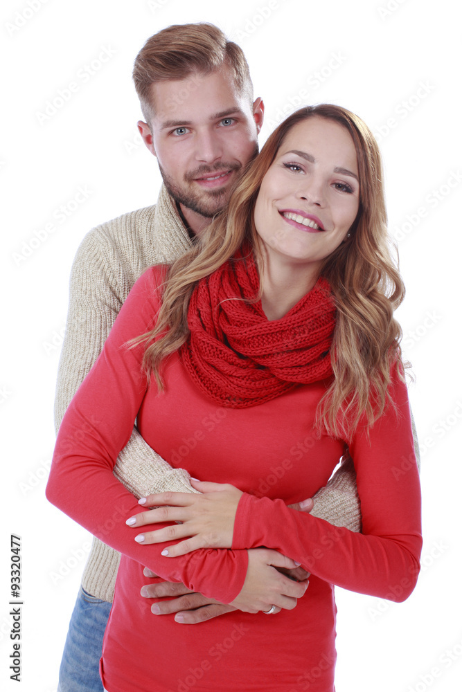 Junges Paar mit Pullovern umarmt sich Junges Paar mit Pullovern umarmt sich