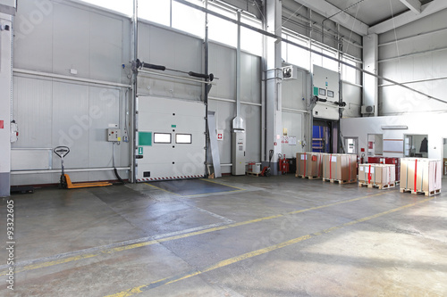 Loading door warehouse