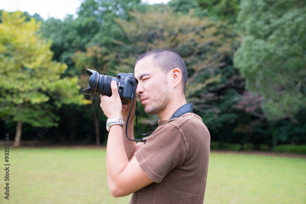 写真を撮る男性 写真を撮る男性