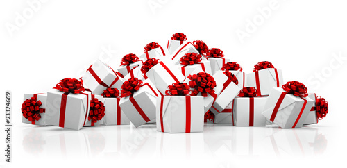 Weihnachtsgeschenke in weiß mit roten Schleifen photo