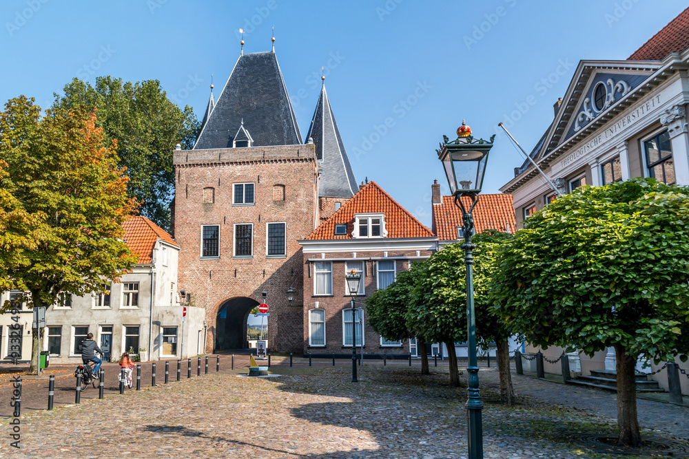 Koornmarkt square and gate in the old city centre of Kampen, Overijssel, Netherlands - obrazy, fototapety, plakaty 