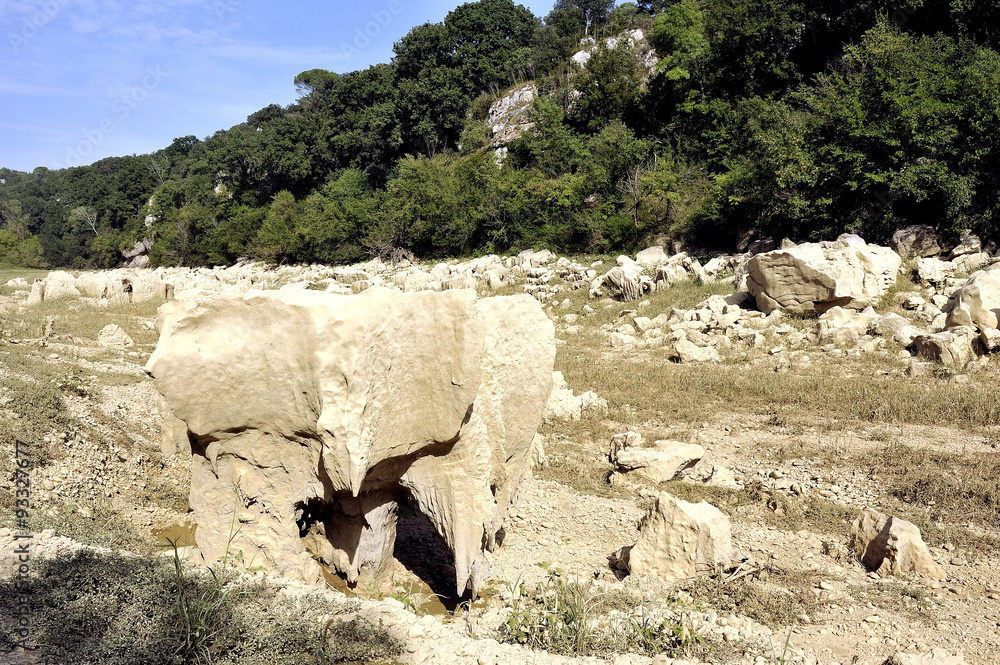 Fototapeta premium The bed of the river Gardon completely dry