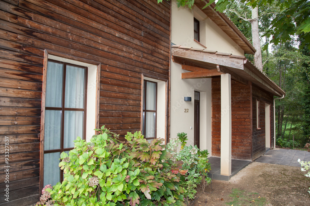 Obraz premium Piękny ładny dom z zielonym ogrodem