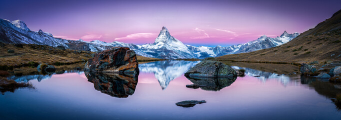 Poster Bergen Stellisee met Matterhorn weerspiegeling Zwitserland  © eyetronic