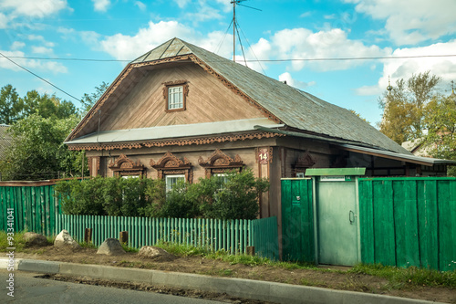 Частный зеленый деревянный дом с деревянным забором. Кострома