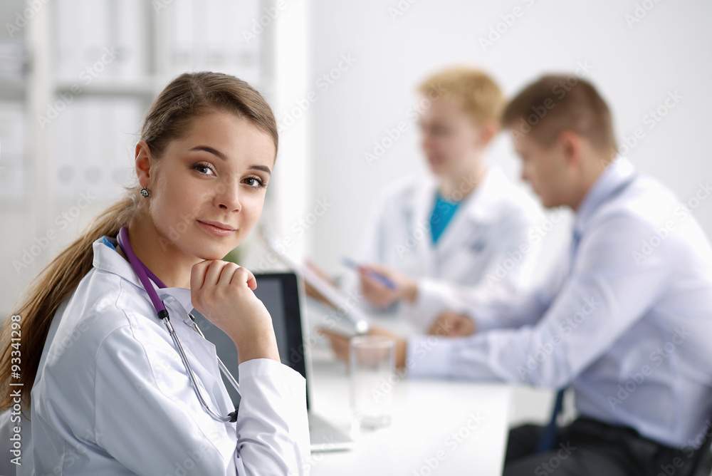 Obraz premium Medical team sitting at the table in modern hospital