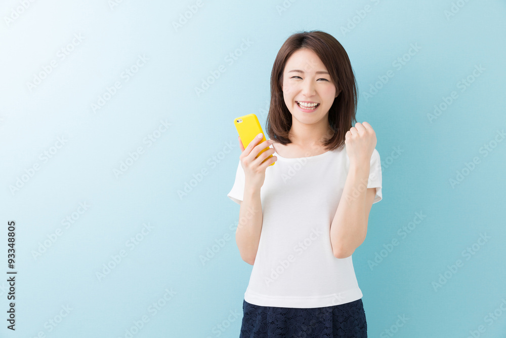 スマートフォンを見る女性