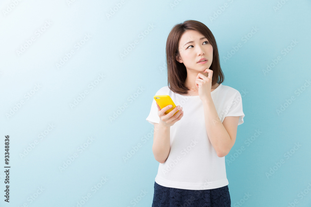 スマートフォンを見る女性 スマートフォンを見る女性