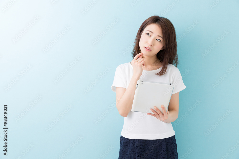 タブレットを見る女性 タブレットを見る女性