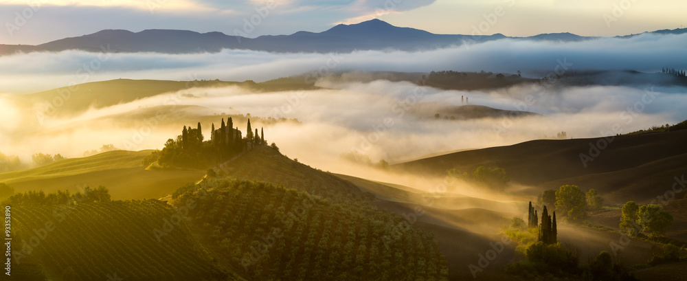 Fototapeta premium Mglisty ,słoneczny poranek w Toskanii,Val d'OrciaWłochy
