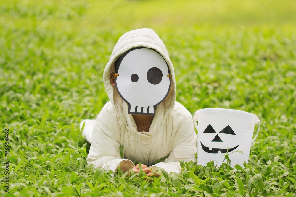 Poor kids play Halloween with the mask handmade (yellow tone) Poor kids play Halloween with the mask handmade (yellow tone)