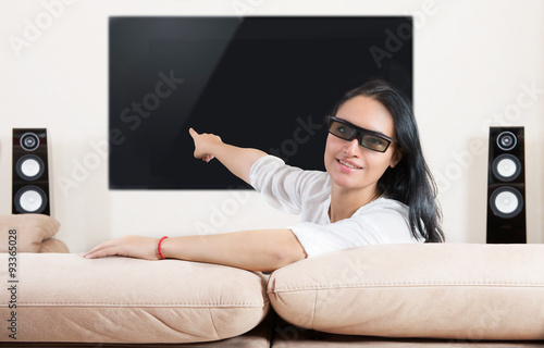 Valokuva Woman in 3d glasses pointing at home cinema system