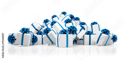 Weihnachtsgeschenke in weiß mit blauen Schleifen photo