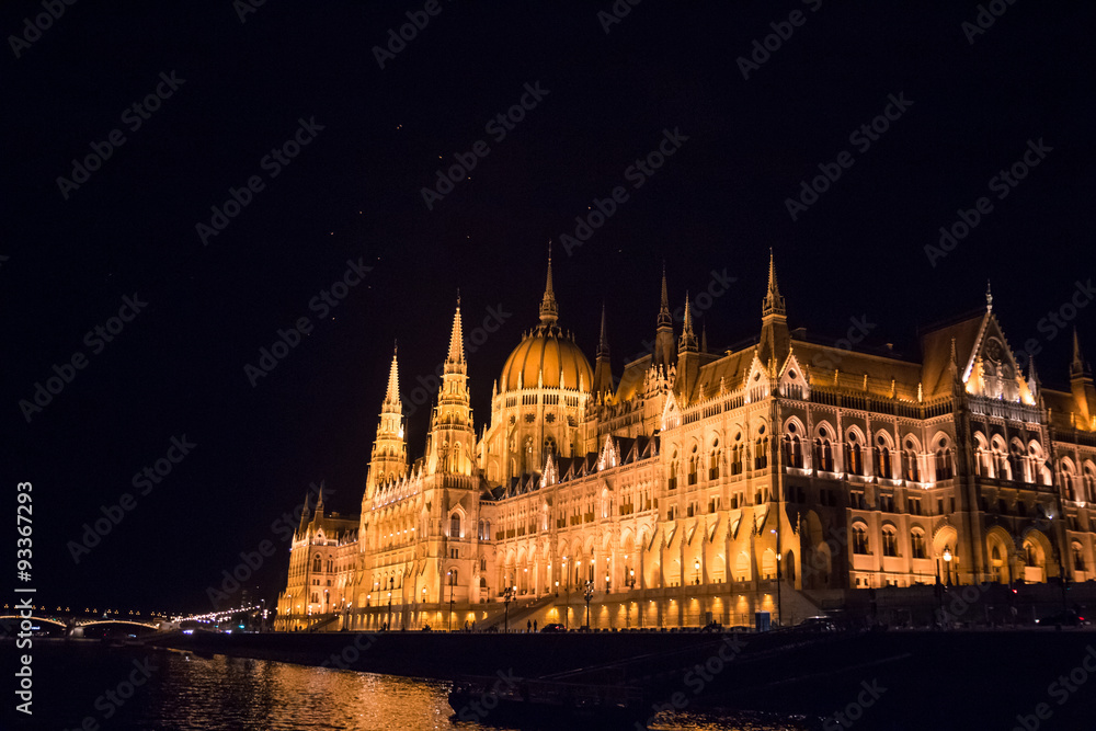 Fototapeta premium The Hungarian Parliament at night, Budapest, Hungary 