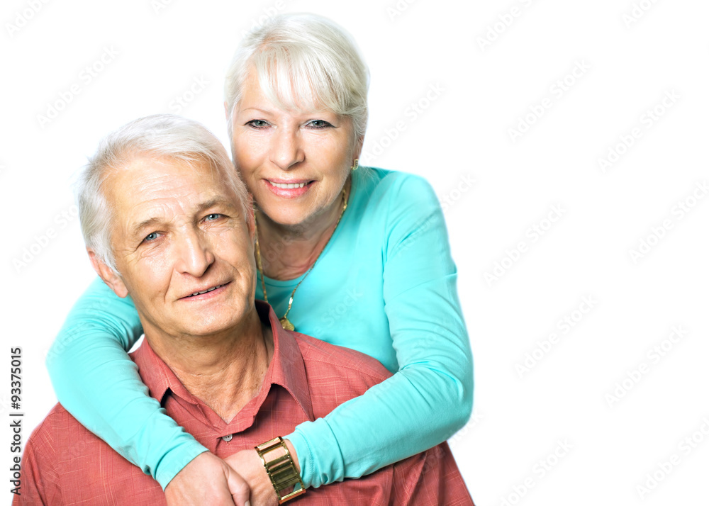 Seniorin umarmt ihren Mann von hinten Seniorin umarmt ihren Mann von hinten