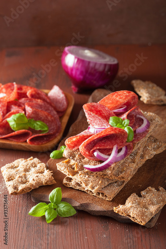 Crisp bread with salami and red onion