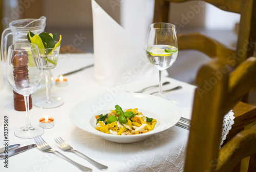 Obraz na płótnie Pasta with grilled chicken, gorgonzola cheese and tomato w salonie