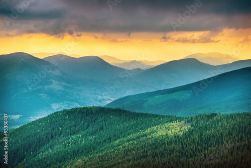 Sunset over blue mountains © Pavlo Vakhrushev