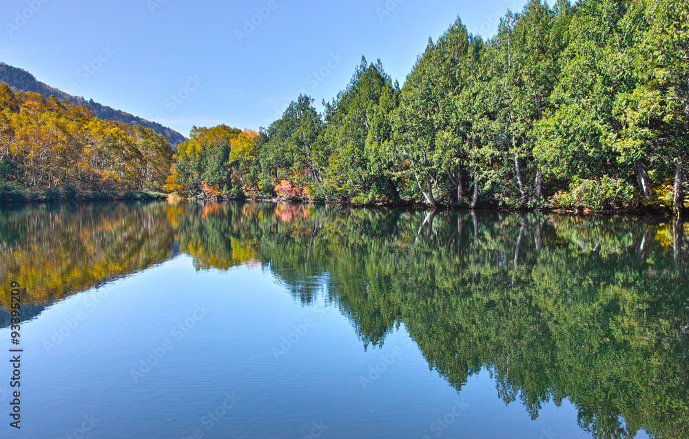 秋晴れの紅葉シーズンの志賀高原三角池