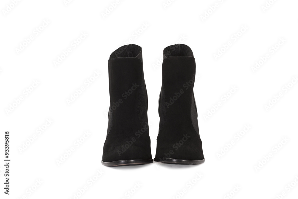 Botas cortas negras de mujer sobre fondo blanco aislado Botas cortas negras de mujer sobre fondo blanco aislado
