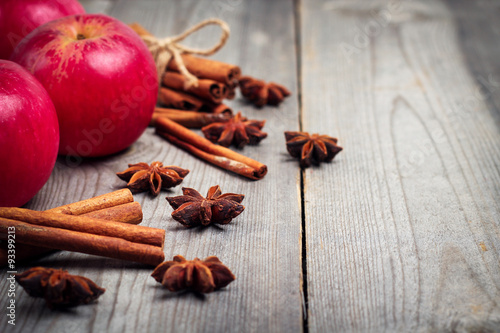 Fototapeta Naklejka Na Ścianę i Meble -  Autumn apples with spices, star anise and cinnamon sticks