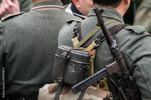 Soldato tedesco della seconda guerra mondiale con pistola mitragliatrice 