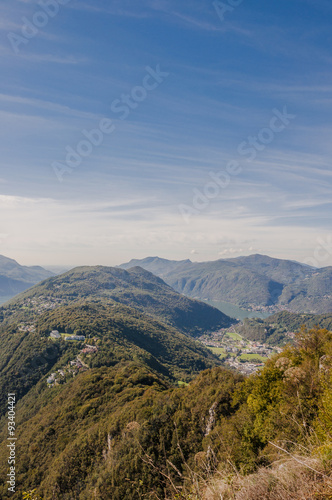 Lugano, San Salvatore, Ciona, Dorf, Ortschaft, Ausflugsberg, Aussichtspunkt, Panorama, Wanderweg, Waldweg, Herbst, Tessin, Schweiz