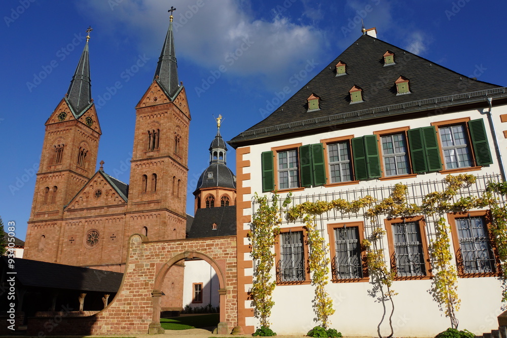 Fototapeta premium ehemalige Benediktiner-Abtei und Einhards-Basilika Sankt Marcellinus und Petrus, Seligenstadt, Hessen, Deutschland