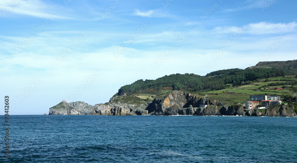 Pointe rocheuse vue de Bakio au Pays Basque