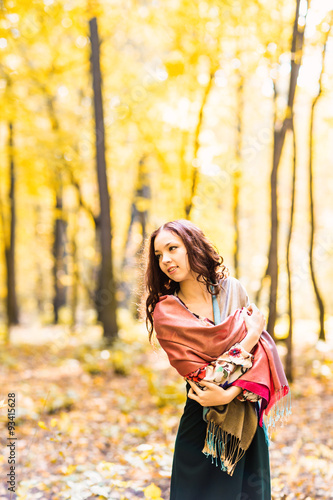 Fototapeta Naklejka Na Ścianę i Meble -  Beautiful elegant woman  in autumn