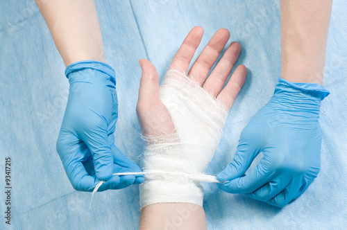 Fotografia Lekarz bandażuje ręce