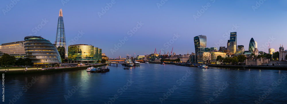 Fototapeta Panoramiczny widok na Tamizę z nowoczesnym pejzażem Londynu