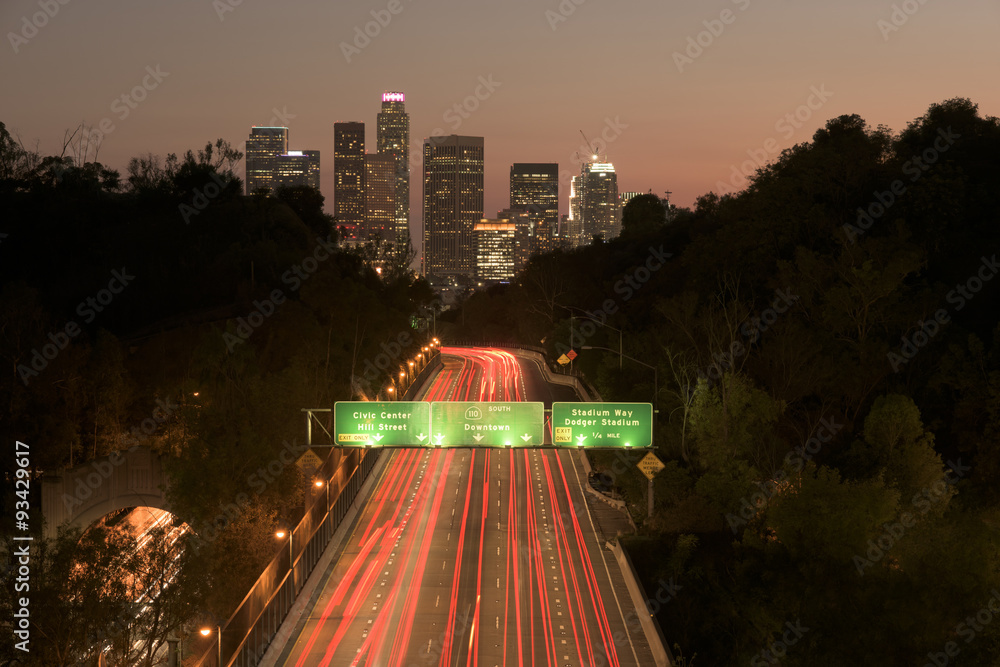 Naklejka premium Los Angeles sunset highway traffic skyline