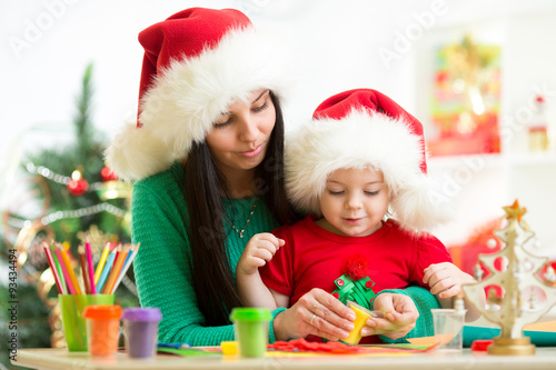 Mother and little girl prep...