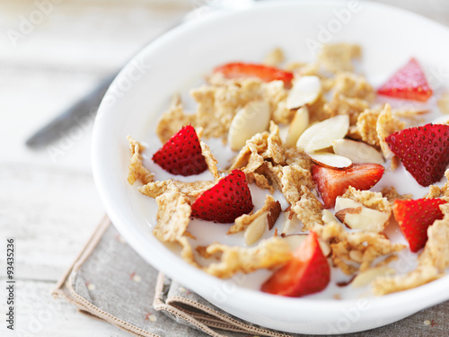 Canvastavla bowl of cereal with strawberries and almonds